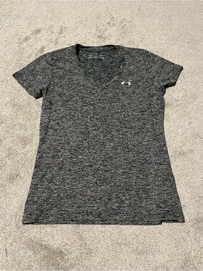 Under Armour Women’s V-Neck Loose Fit Performance Tee